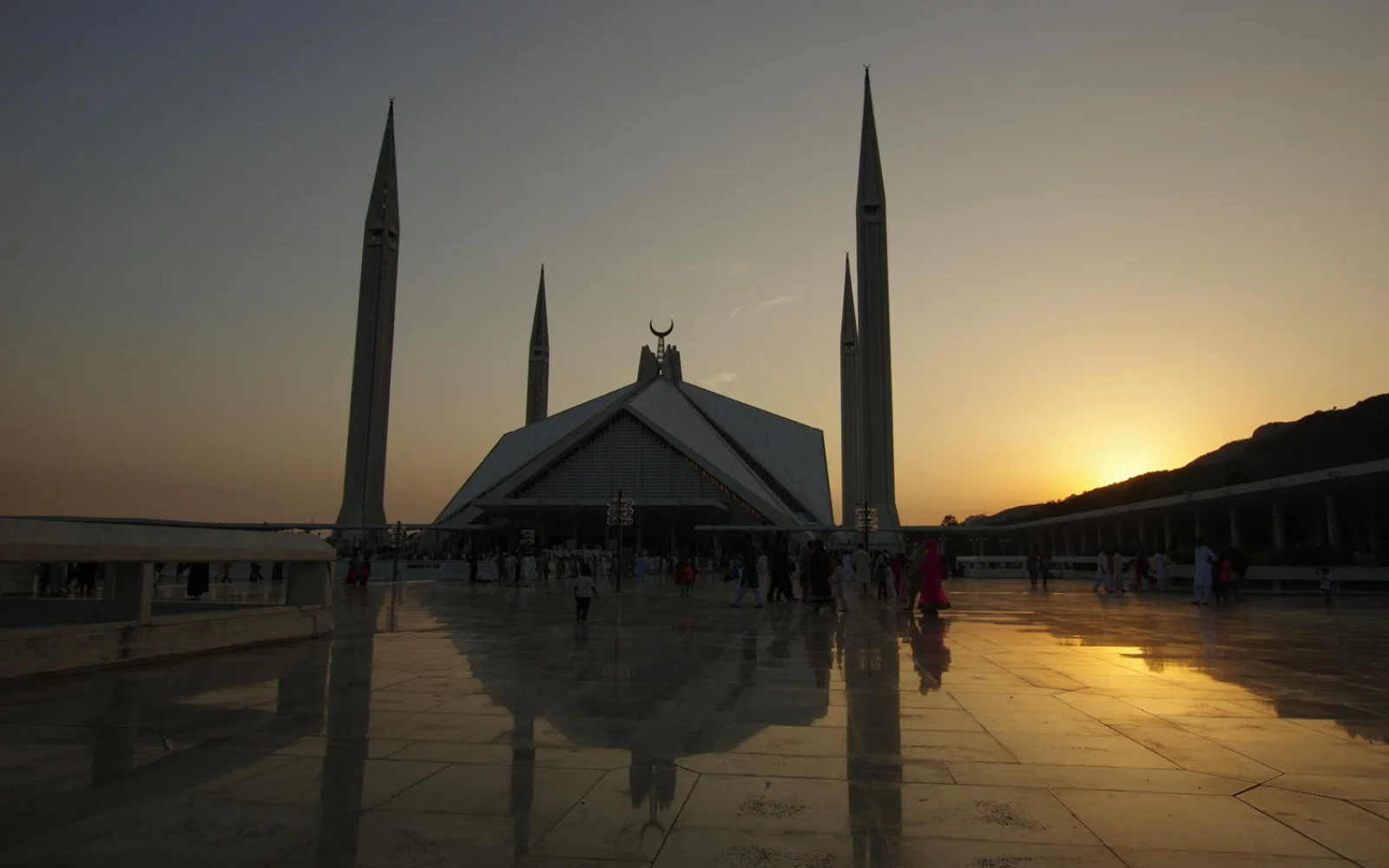 Die gewaltige Faisal-Moschee kurz vor Sonnenuntergang in Islamabad