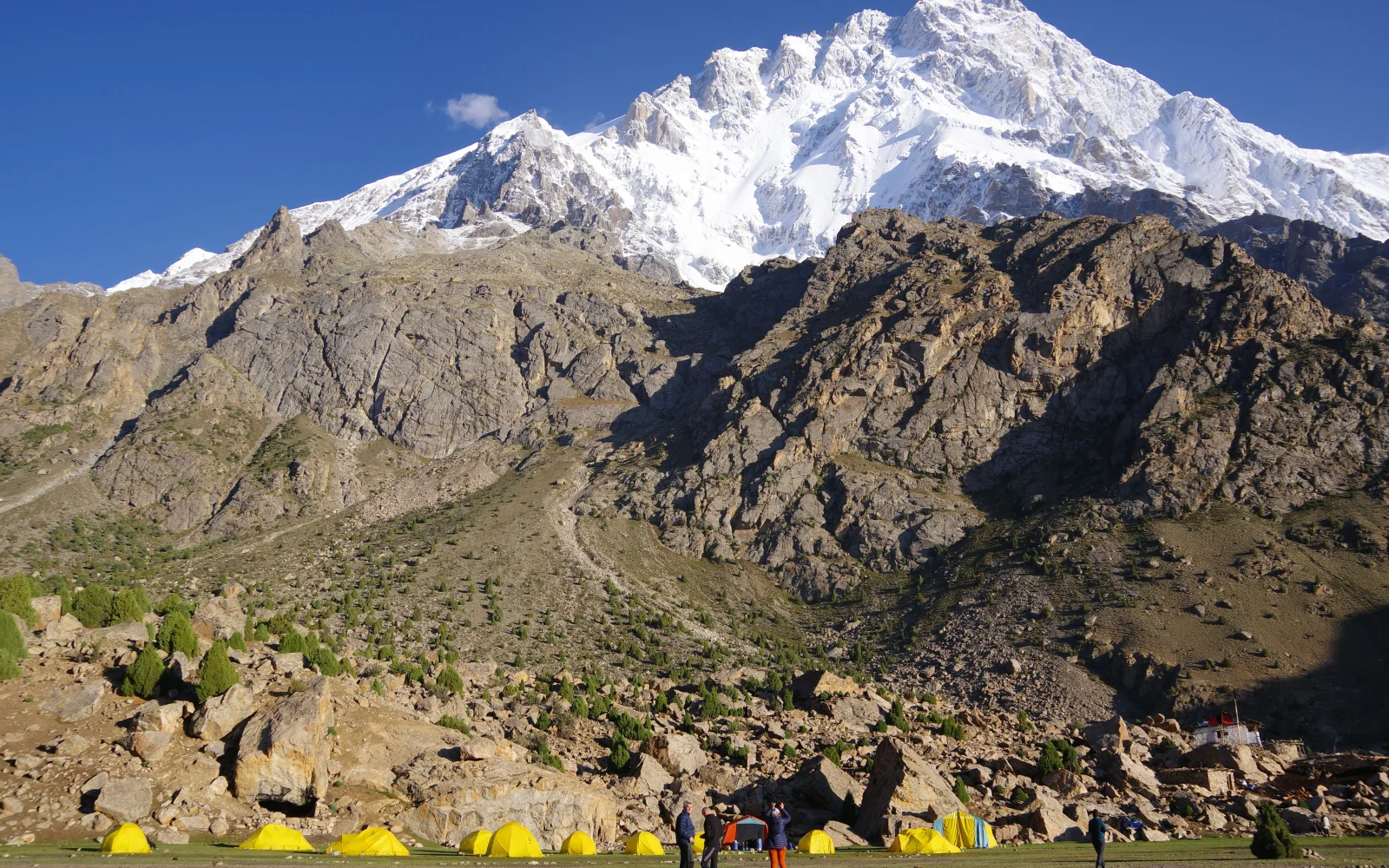 An der Rupalwand des Nanga Parbat genießen Sie beeindruckende Aussichten.