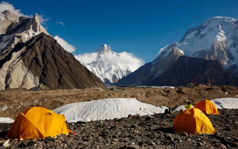 Der Concordia Platz mit Blick auf K2 und Broad Peak
