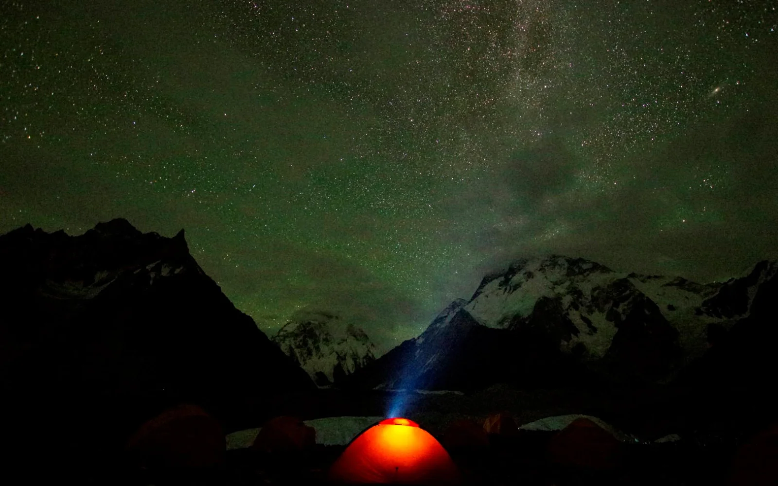 Camping unterm Sternenzelt mit Blick auf zwei 8000er am Concordiaplatz