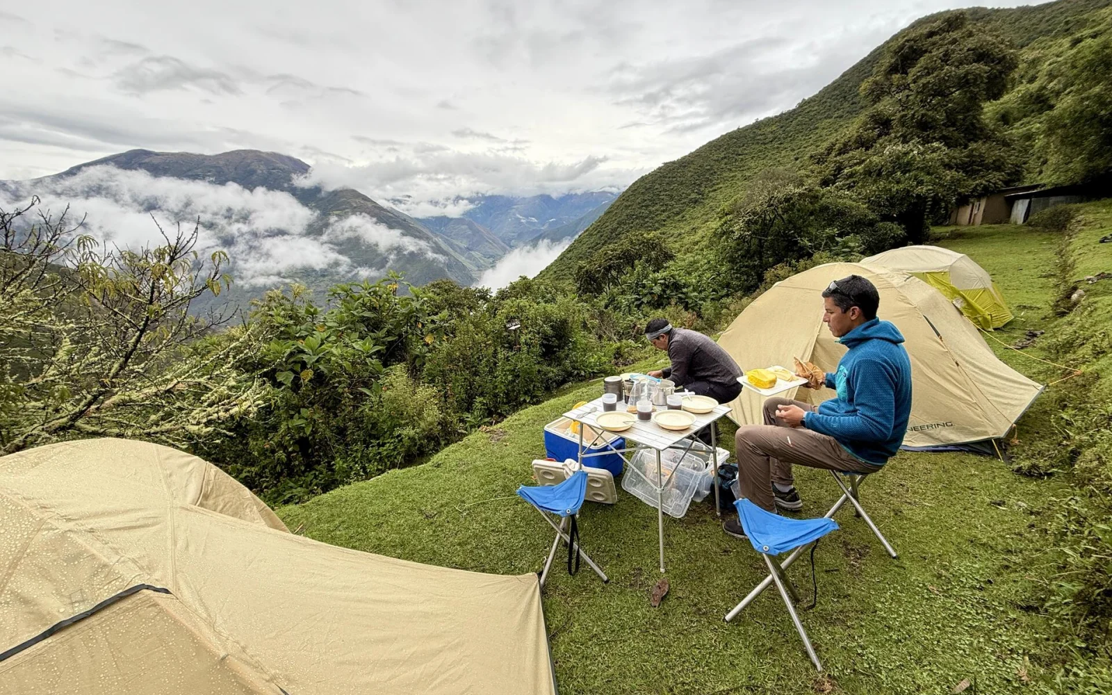 Campen in den Nebelwäldern bei Machu Picchu