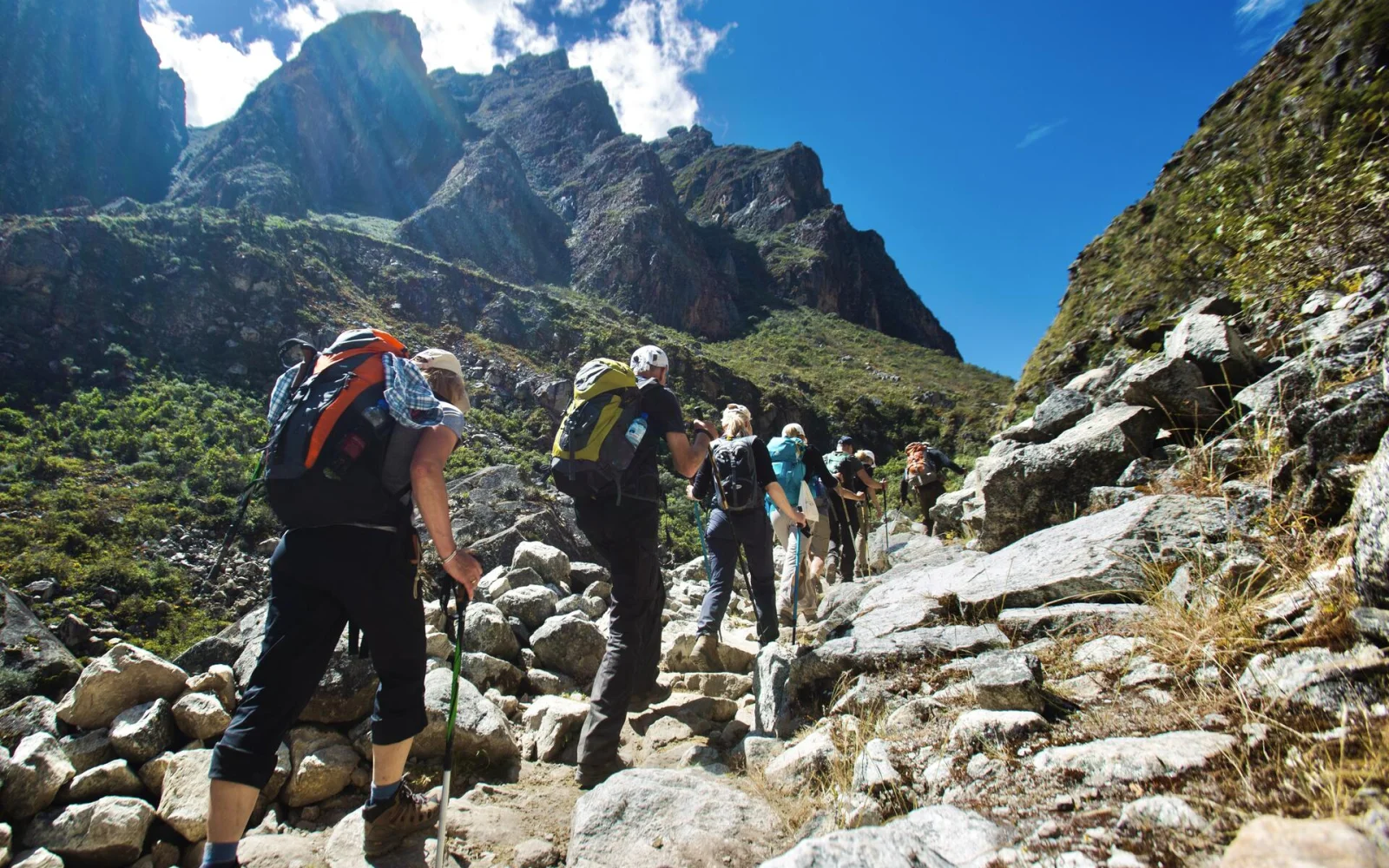 Unterwegs mit Tagesrucksack auf dem 4-tägigen Santa Cruz Trek