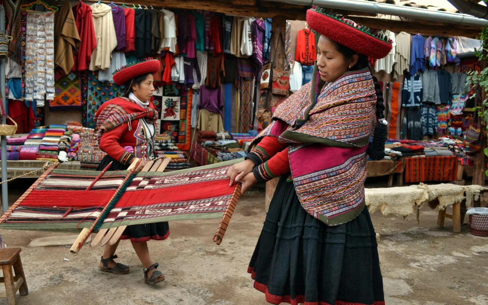 Die Handwerkskunst der Indigenen auf dem lokalen Markt in Pisac bestaunen