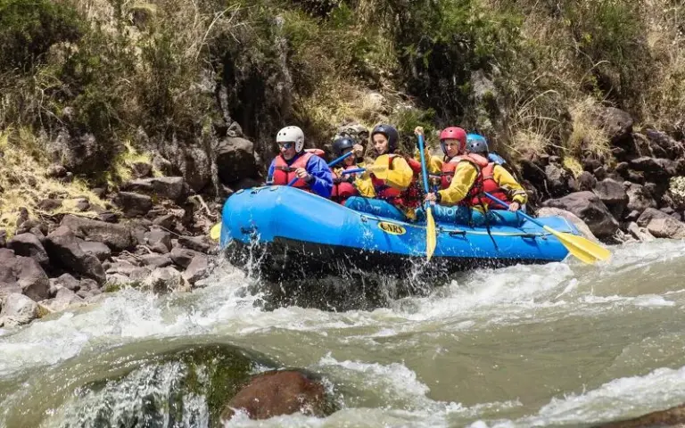 Wildwassser-Rafting durch eine bezaubernde Bergwelt