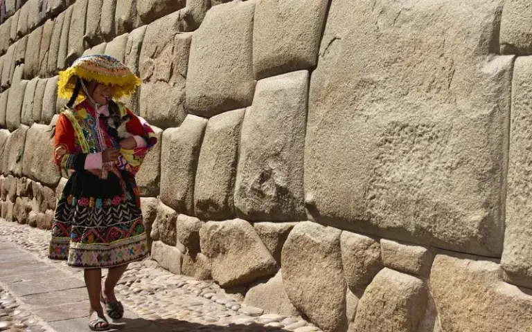 Flug über Lima nach Cusco und Stadtrundgang