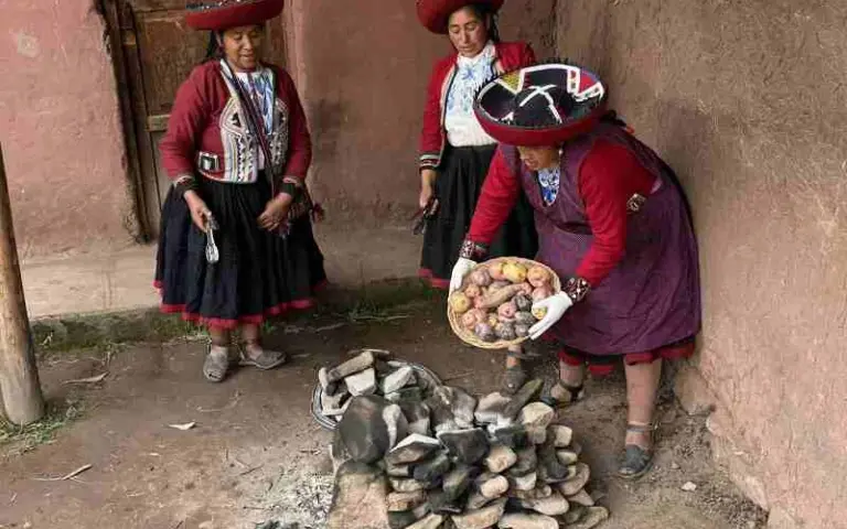 Wanderung und Zubereitung der traditionellen Mahlzeit Pachamanca