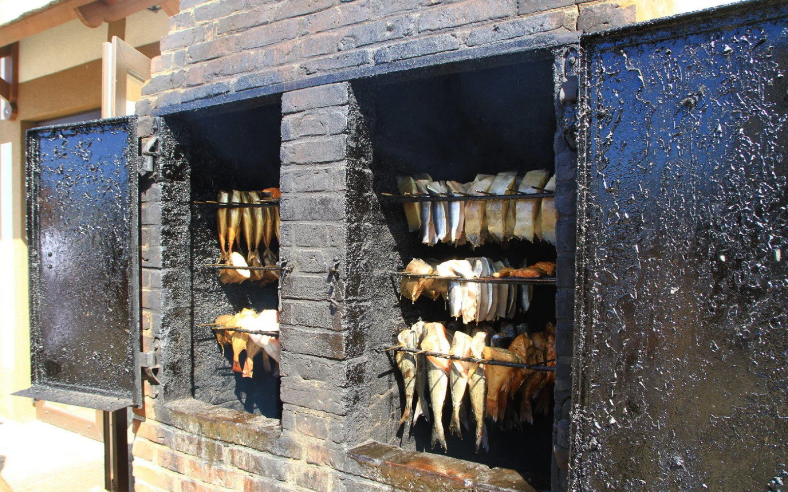 Unterwegs können Sie frisch geräucherten Fisch genießen