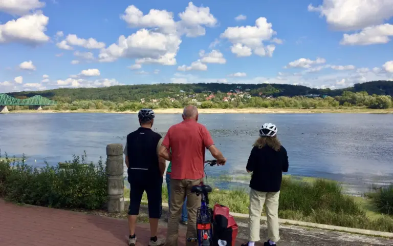 Immer wieder laden die Ausblicke auf den Fluss zum Innehalten ein
