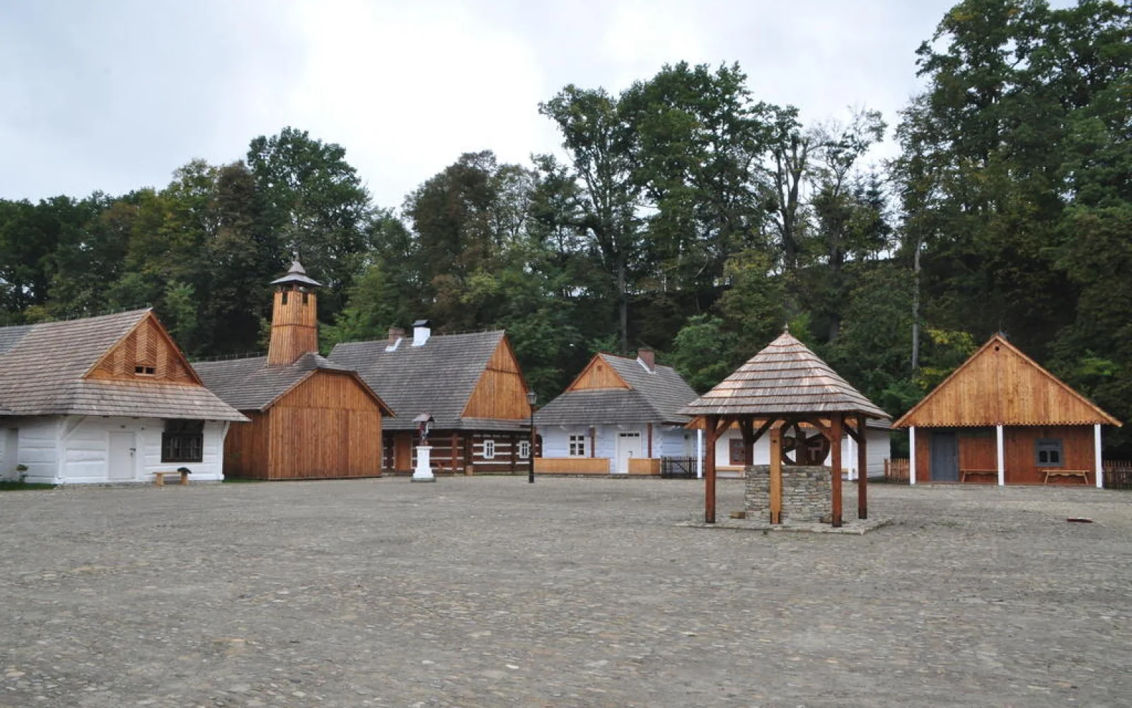 Im Freilichtmuseum in Sanok sind ursprüngliche Wohngebäude zu sehen