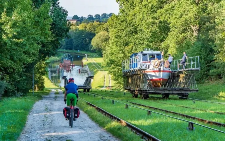 ...wo Sie bestaunen können, wie Schiffe über den Berg befördert werden