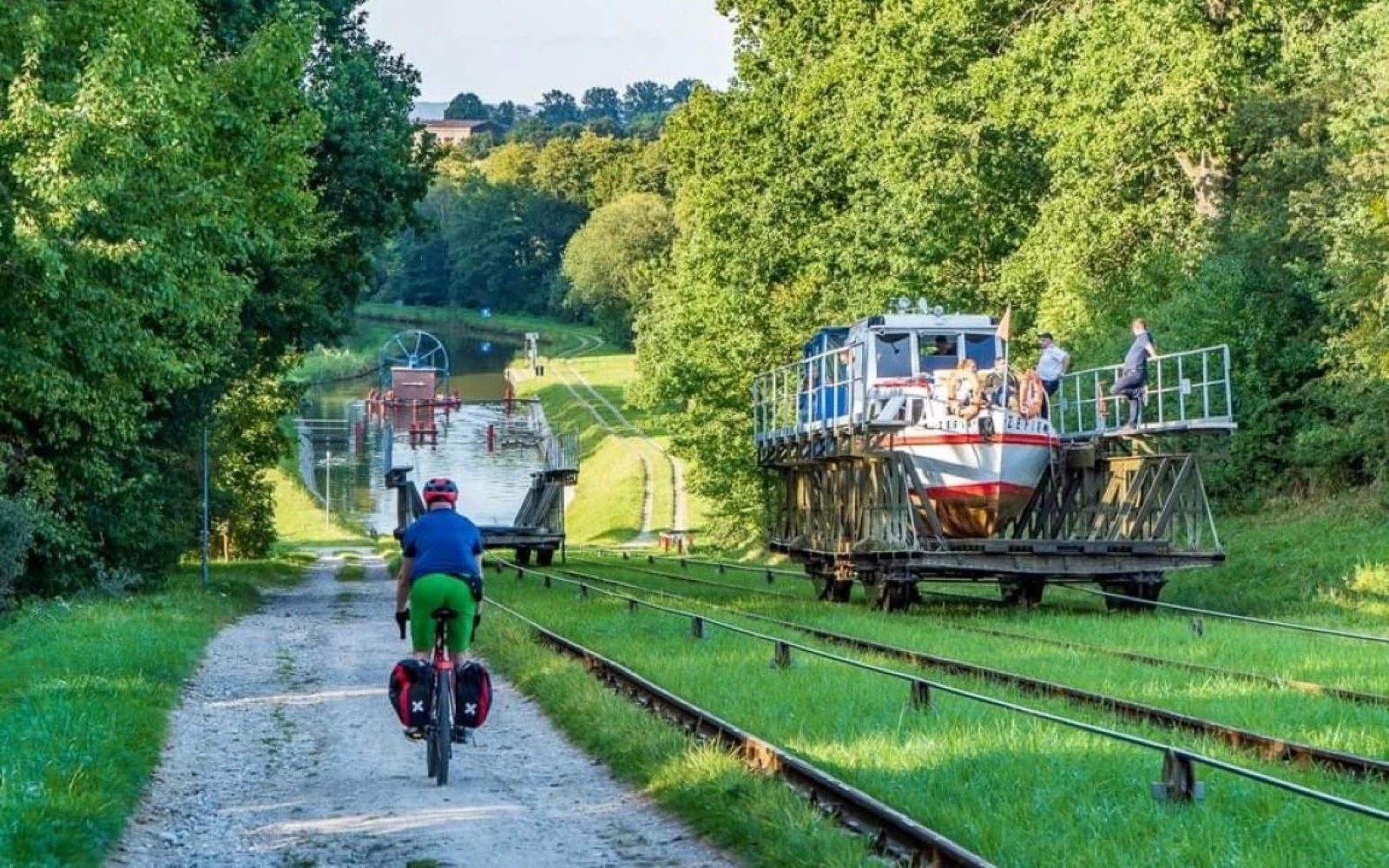 ...wo Sie bestaunen können, wie Schiffe über den Berg befördert werden