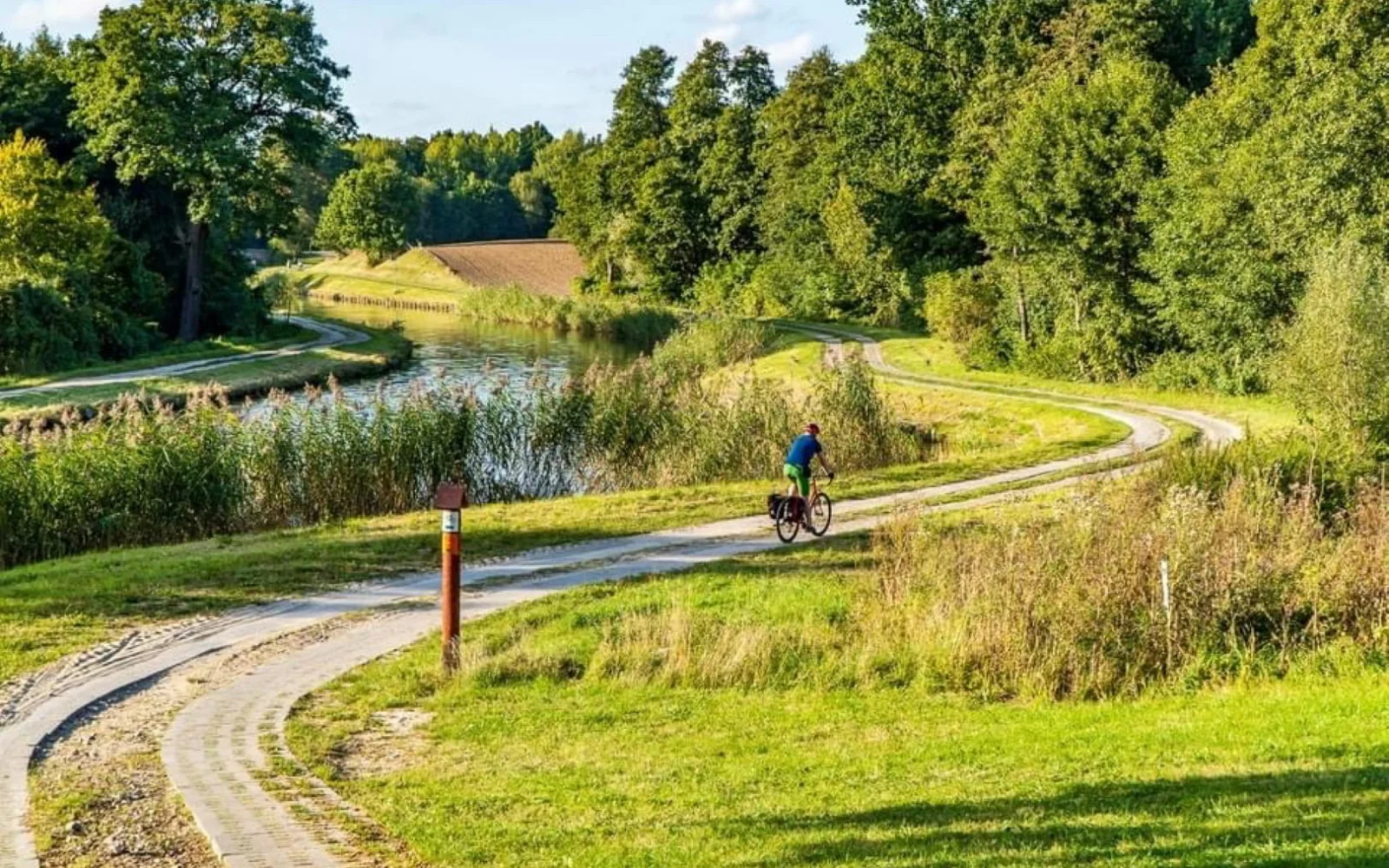Entlang des Oberländer Kanals radeln Sie durch frisches Grün