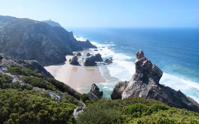 Sie wandern entlang der malerischen Küste im Naturpark Sintra