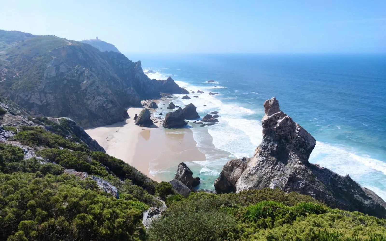 Sie wandern entlang der malerischen Küste im Naturpark Sintra