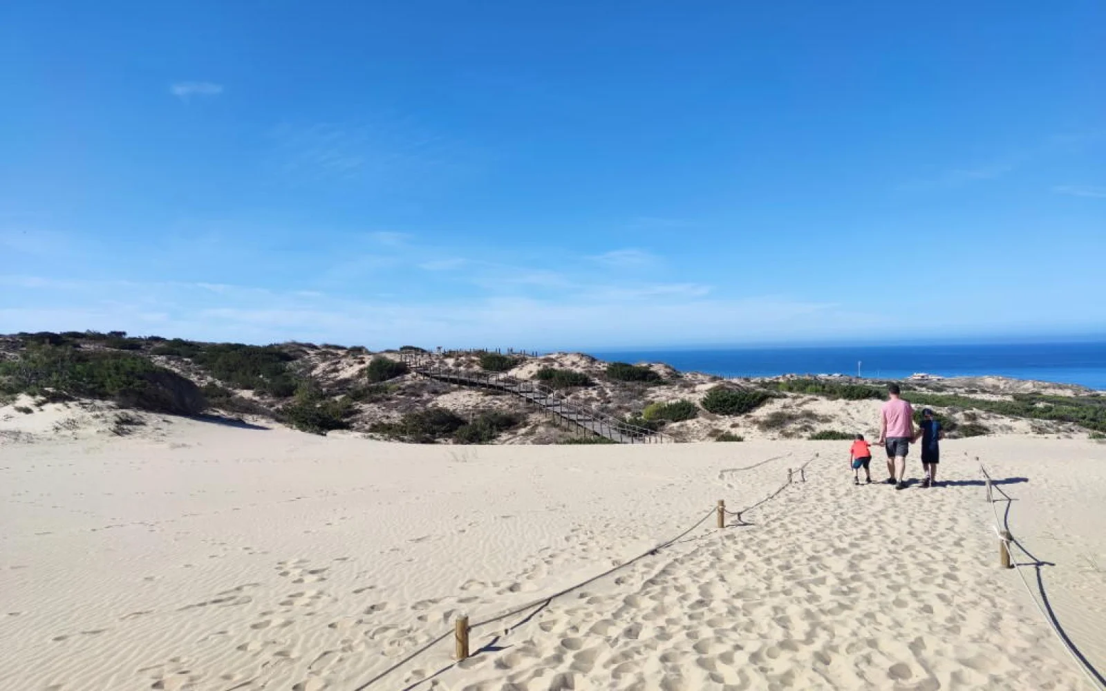 Der Atlantik-Weg führt Sie zu den Wanderdünen am Strand von Guincho.