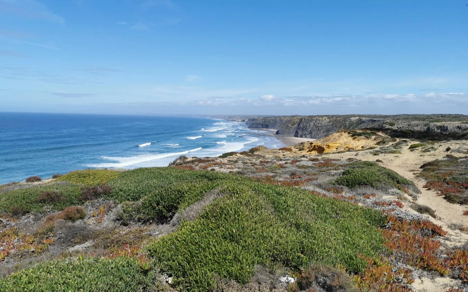 Sie wandern entlang der kontrastreichen Süd- und Westküste