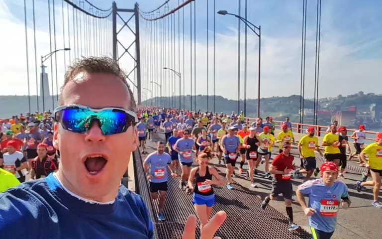 Nur einmal im Jahr zum Halbmarathon wird die Brücke komplett für den Verkehr gesperrt und die Läufer/innen aus aller Welt erwartet ein sehr erhabenes Gefühl