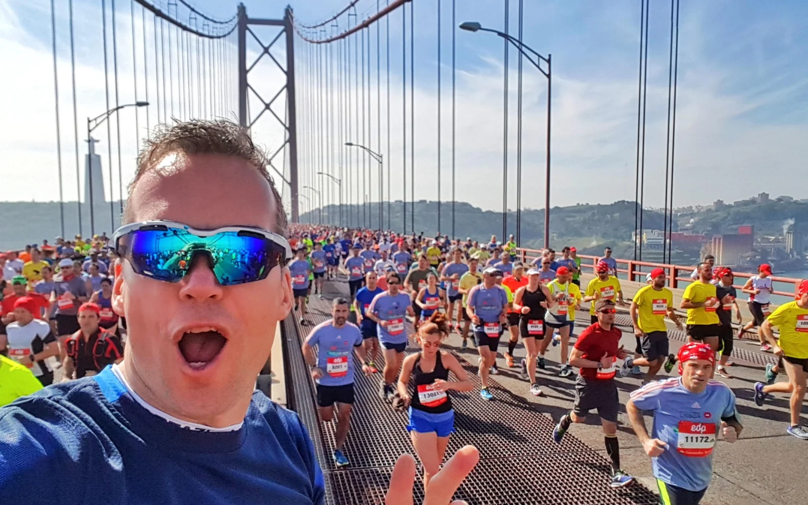 Nur einmal im Jahr zum Halbmarathon wird die Brücke komplett für den Verkehr gesperrt und die Läufer/innen aus aller Welt erwartet ein sehr erhabenes Gefühl 