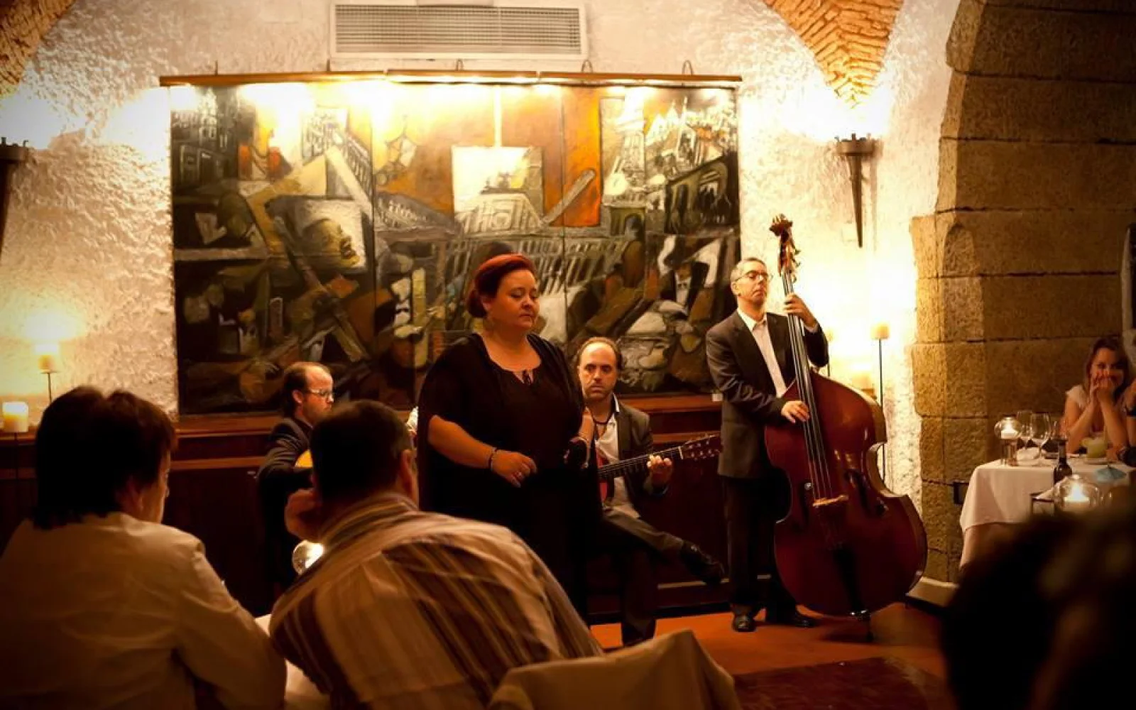 Darf in Lissabon nicht fehlen - der Fado, eine wehmütige und melancholische Musik, ist die Seele Portugals. Bei unserem Abschlussabend tauchen Sie hautnah ein.