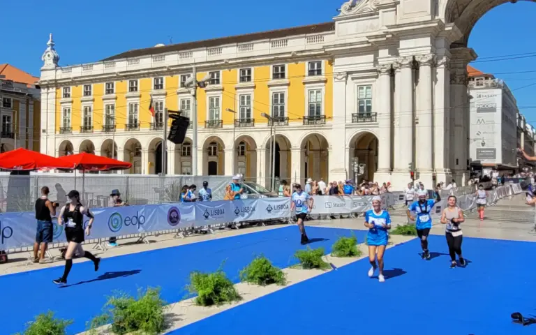 Magischer Zieleinlauf auf Lissabons berühmtesten Platz - Praça do Comércio