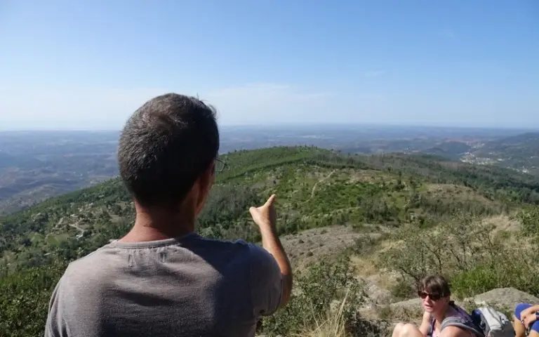 Wandern im Korkeichenwald mit Mittagspicknick beim Bergbauern