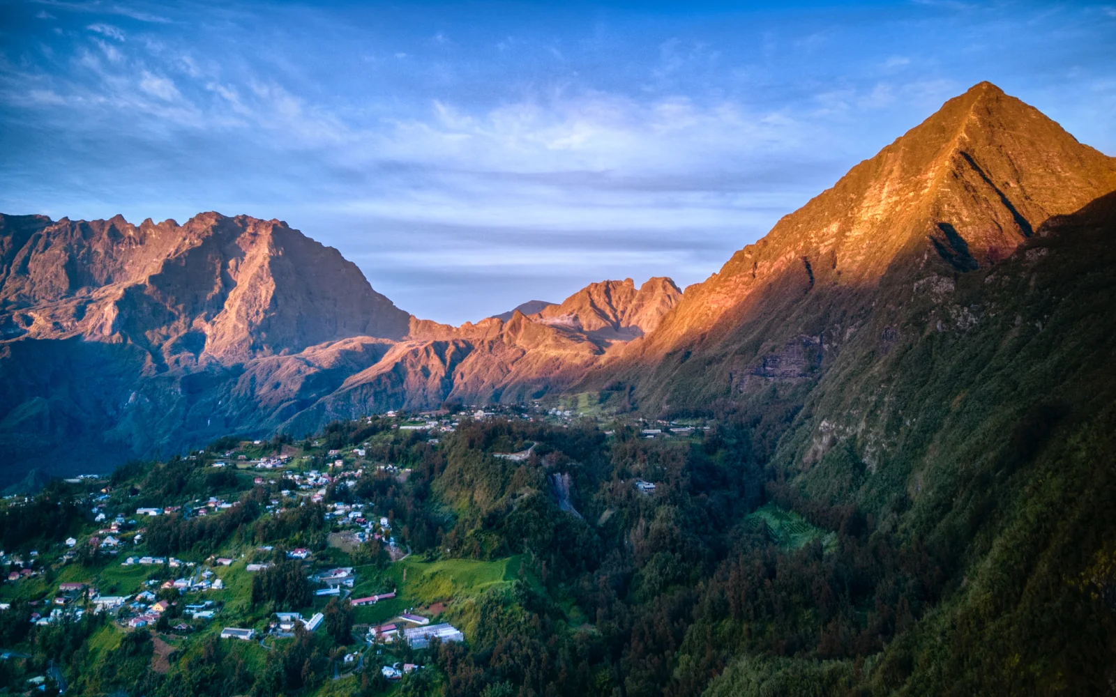 Sonnenaufgang über dem Talkessel Salazie (Foto: Dronecopters)