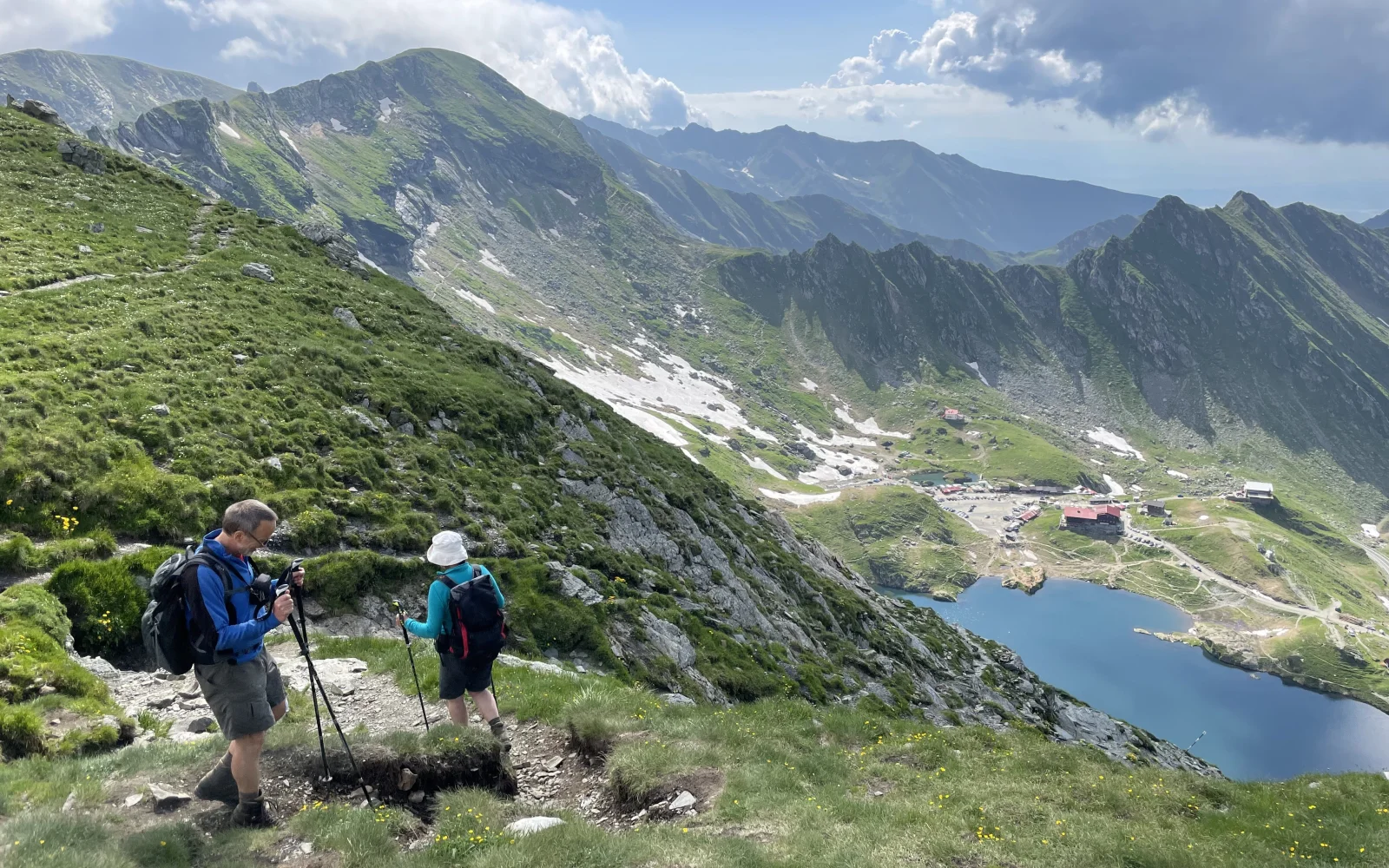 Vorbei am Gämsensee geht es optional zum Gipfel Vanatoarea Iui Buteanu 