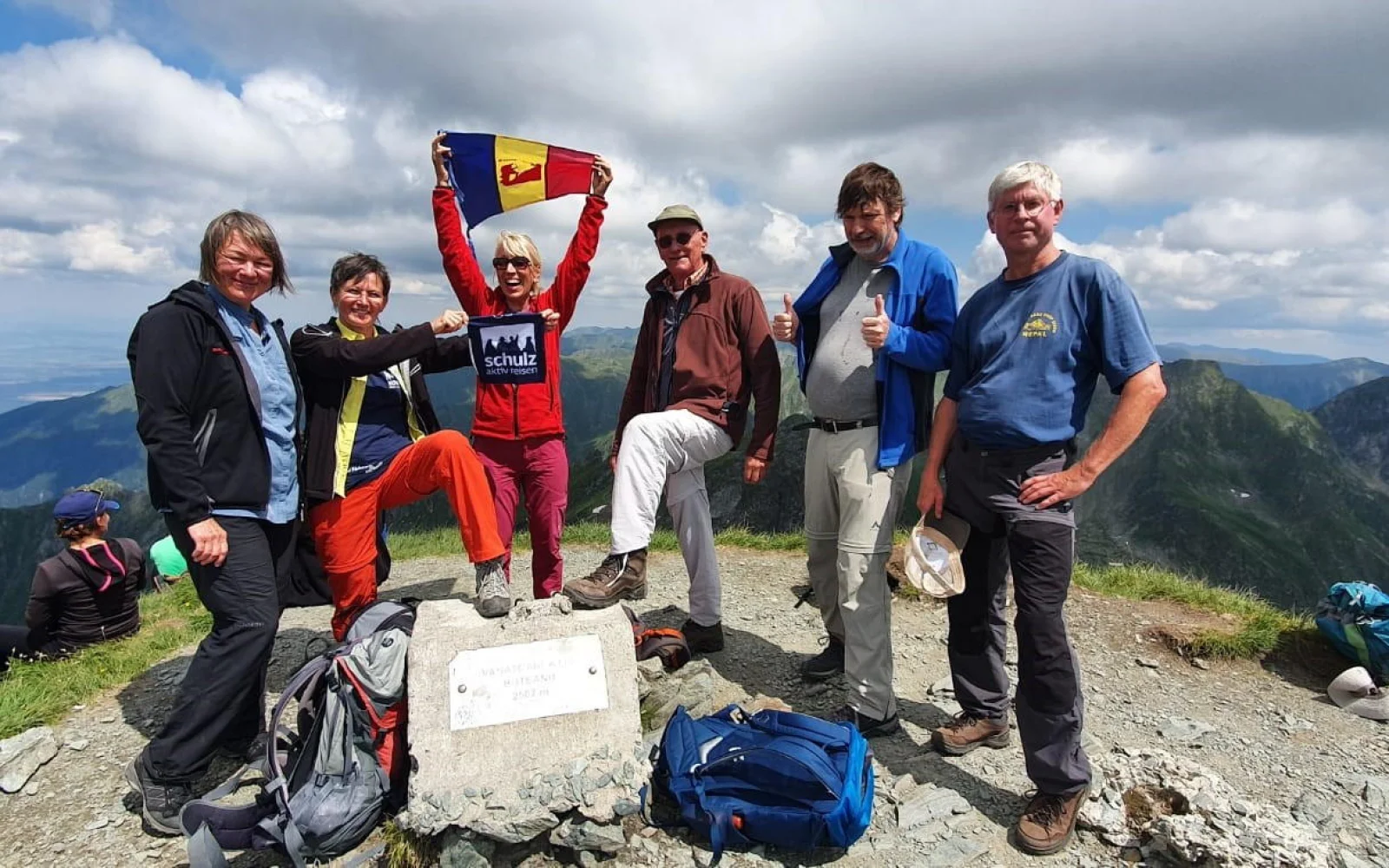 Fogarascher Berge - Teilnehmer mit Reiseleiterin Elke auf dem Gipfel Vanatoarea Iui Buteanu 
