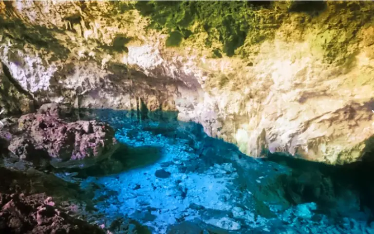 Wanderung zur Kuza-Höhle und Baden in den Innenpools