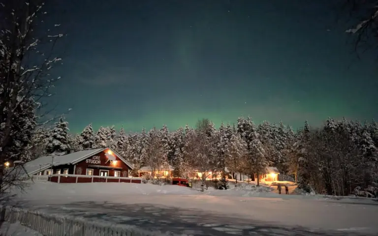 Wintercamp unter Polarlicht