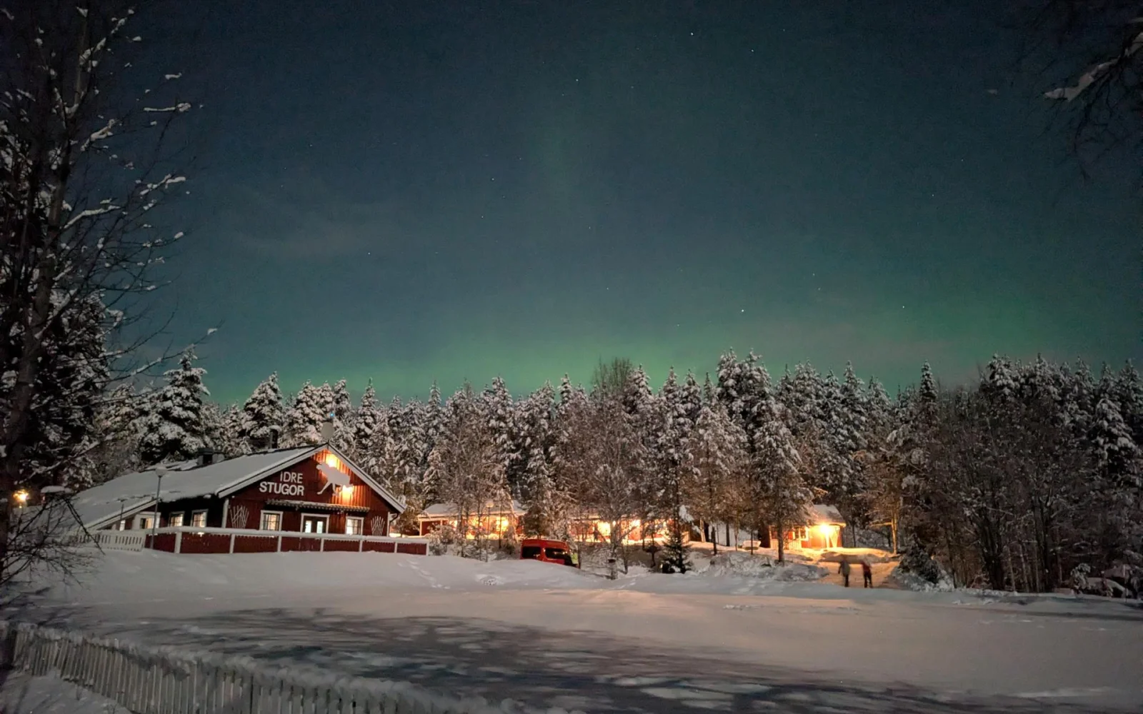 Wintercamp unter Polarlicht