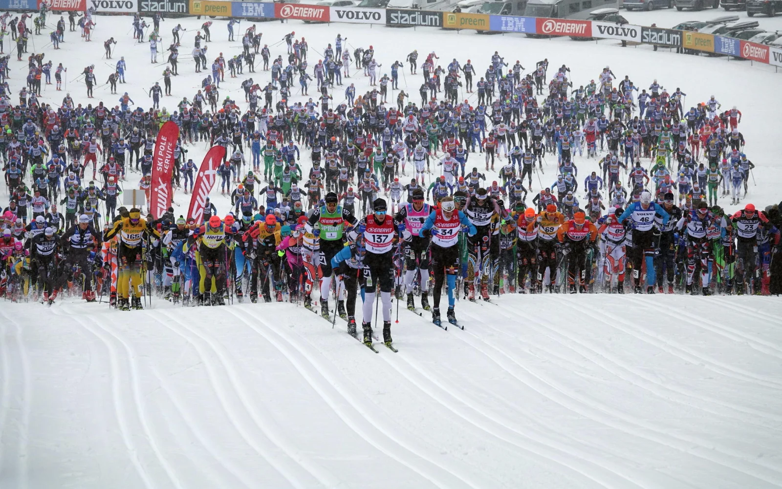 Kurz nach dem Start wartet der berüchtigte erste Berg, ein ca. 2 km Anstieg