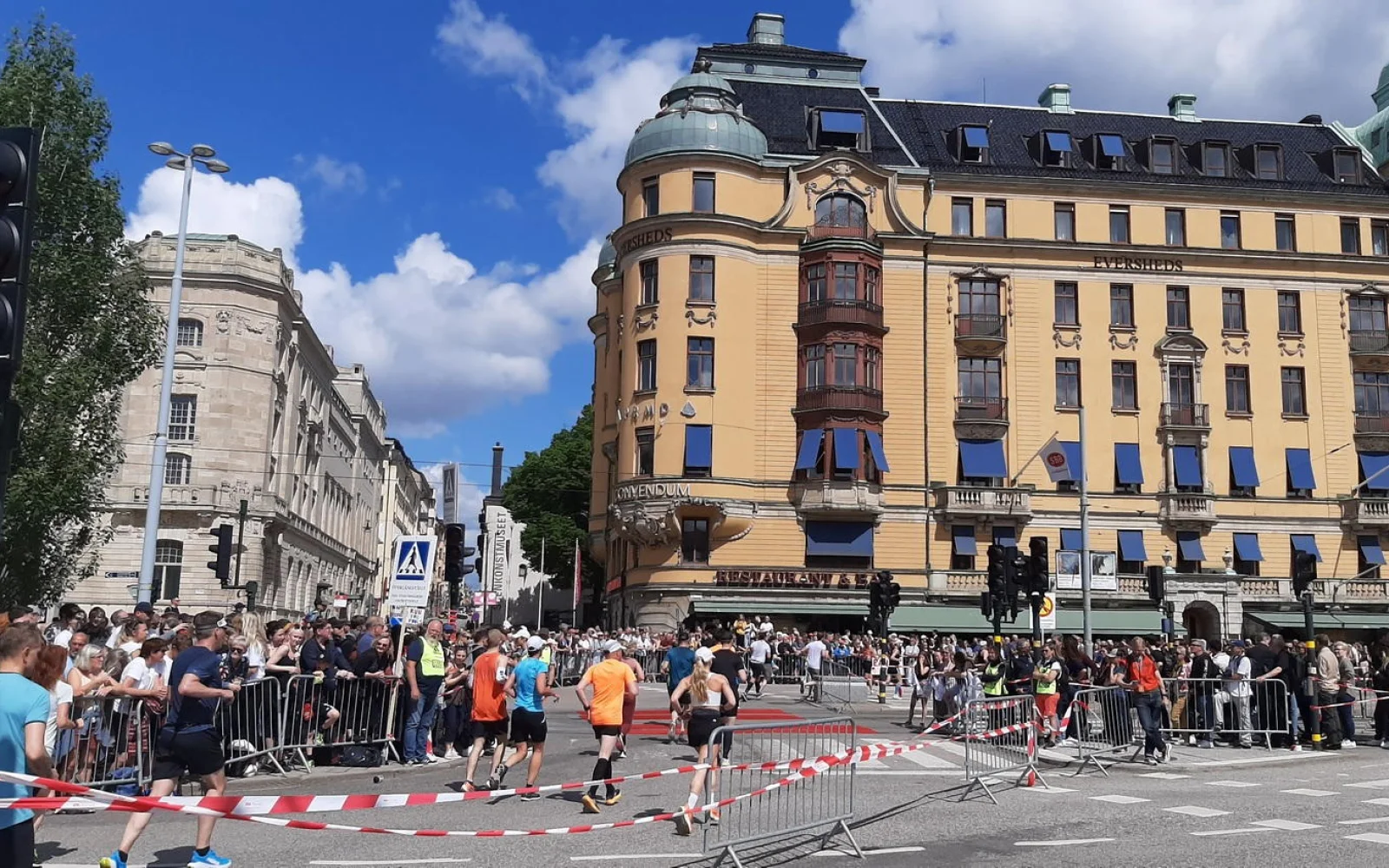 Begeisterte Zuschauer an jeder Straßenecke
