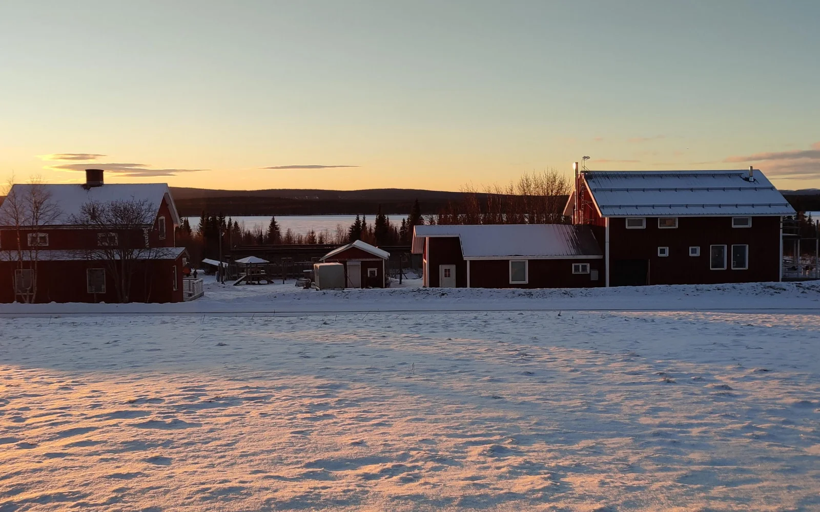 Die Huskyfarm von Jürg und Simone  im Abendlicht