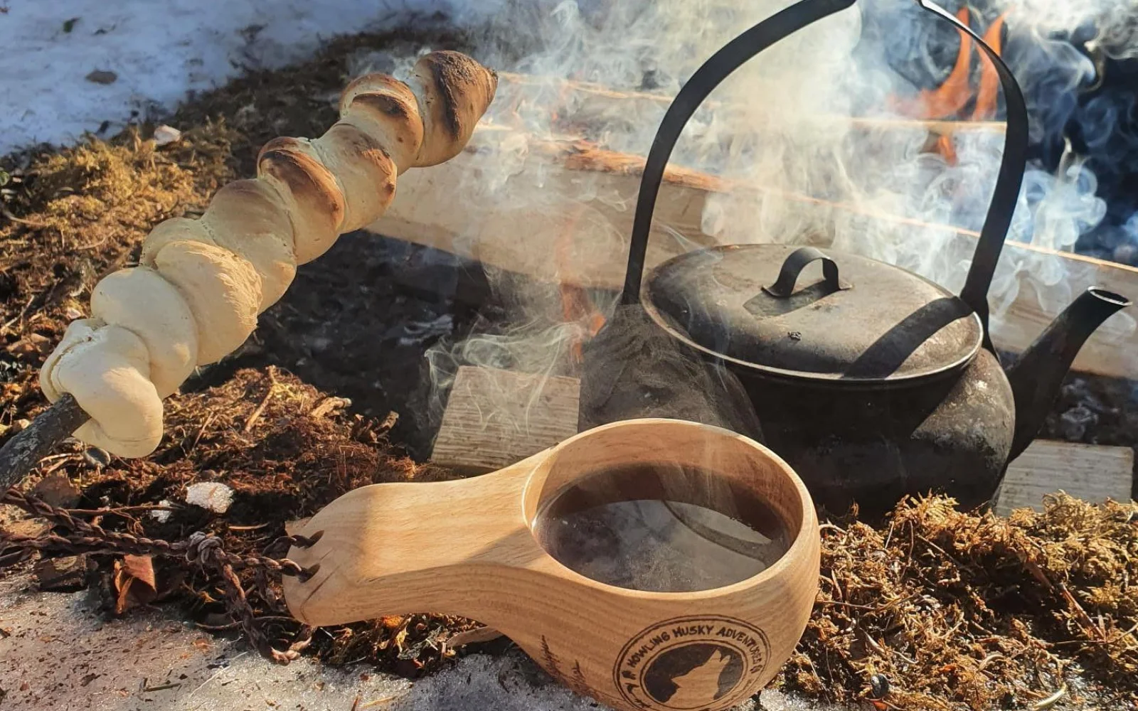 Zeit für eine Verschnaufpause am Lagerfeuer im Schnee.