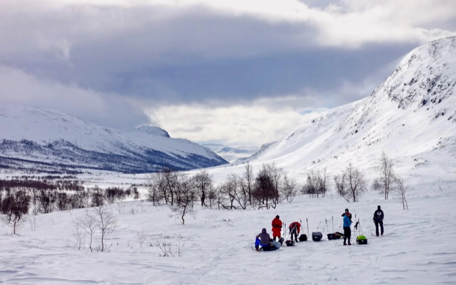 Mittagsrast im Fjell: Teamgeist, Komfortverzicht und Durchhaltewillen sind entscheidend für ein gelungenes Skiabenteuer in der Arktisregion 