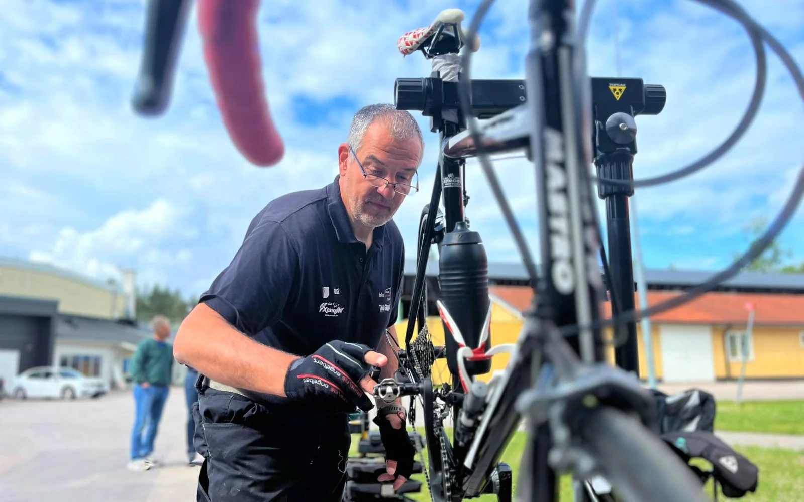 Finaler Kurzcheck für's Radl - dafür haben wir unseren Radtechniker an Bord