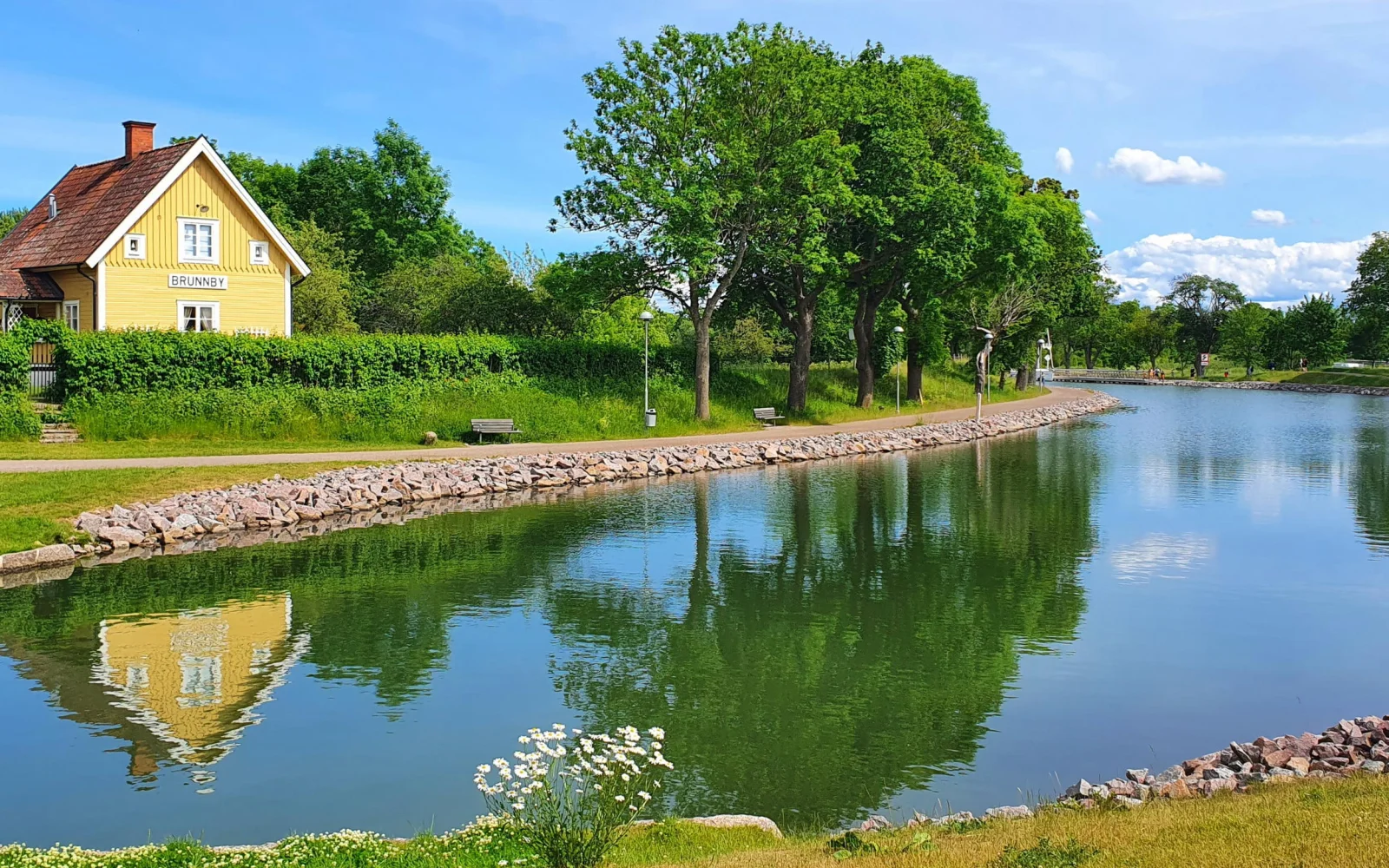 Unsere Unterkunft liegt direkt am malerischen Göta Kanal