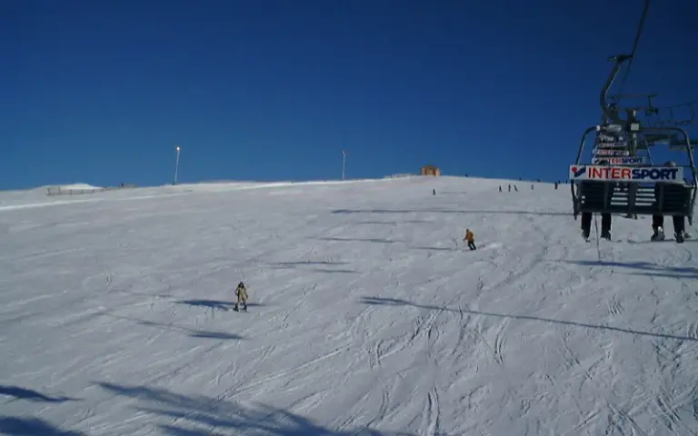 Abfahrtsski oder Snowboarding