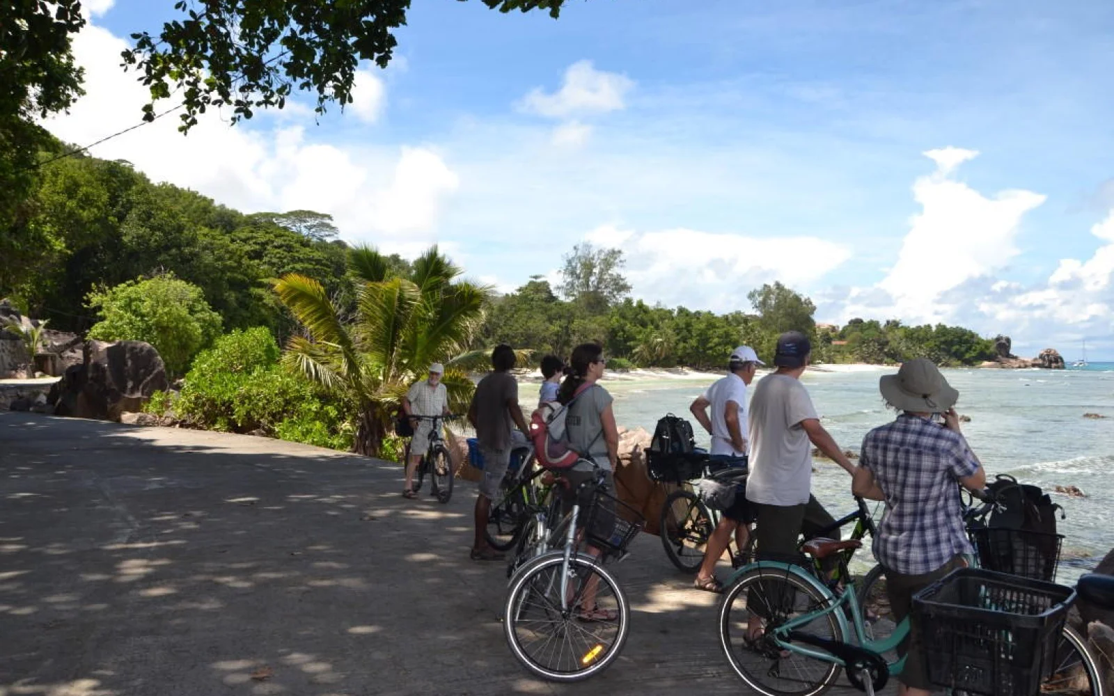 Mit dem Rad unterwegs auf La Digue entlang der autofreien Küste