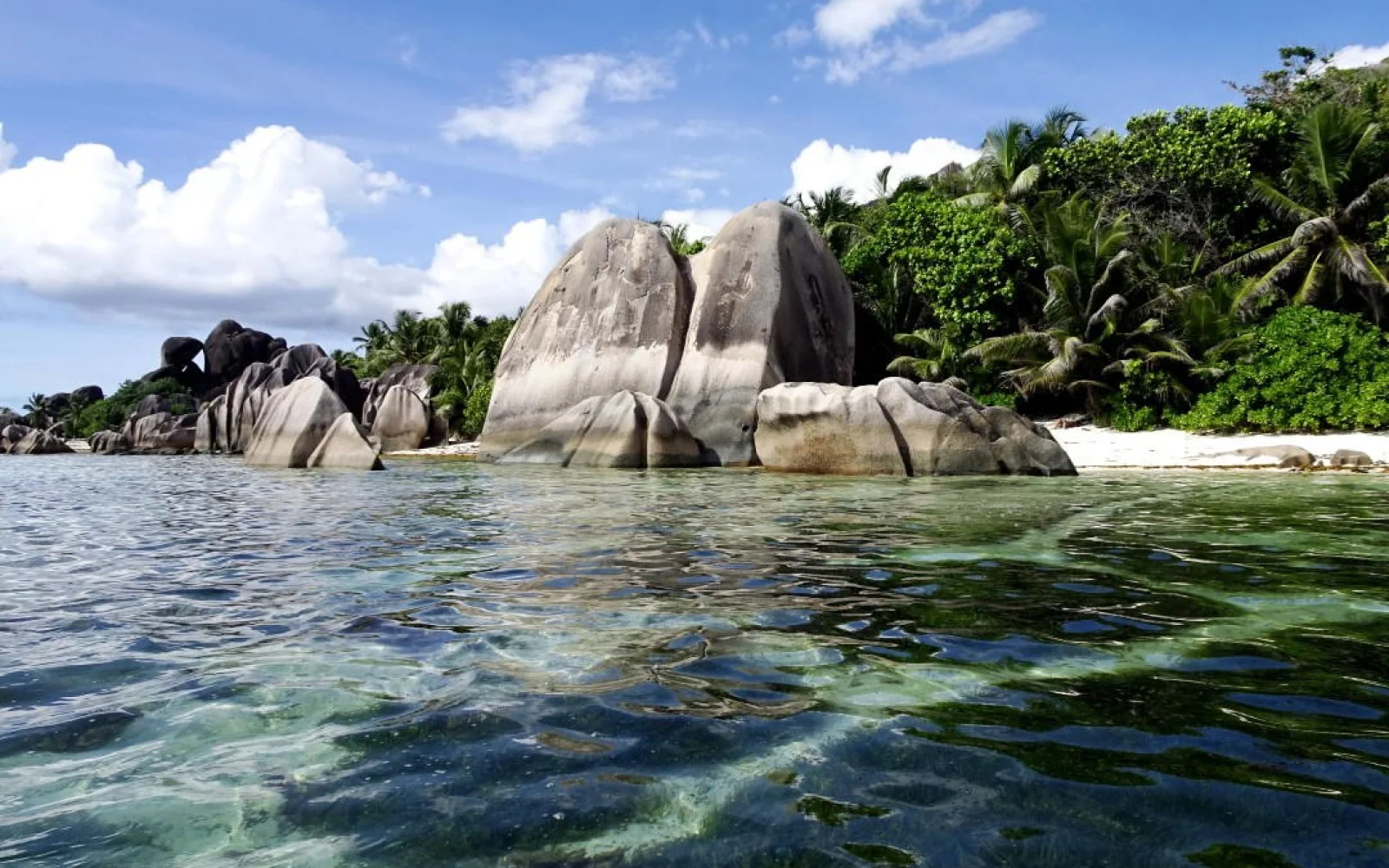 Granitfelsen und kristallklares Wasser bei Source d´Argent auf La Digue