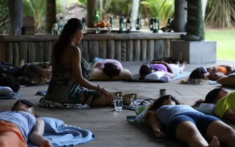 Die Yoga-Sessions finden bei traumhafter Kulisse meist draußen statt