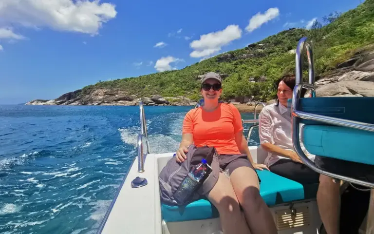 Küstenwanderung zum Traumstrand Anse Major mit Bootsfahrt