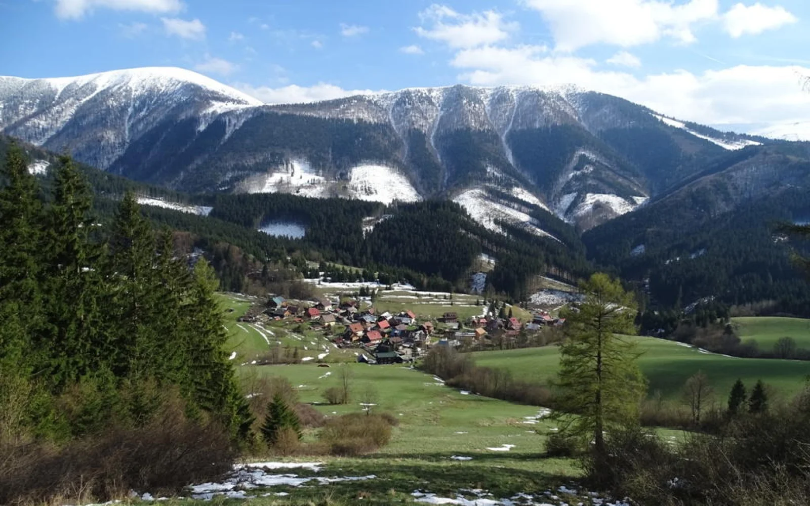 Hier im Dorf Stefanova im malerischen Vratnatal befindet sich Ihre Pension