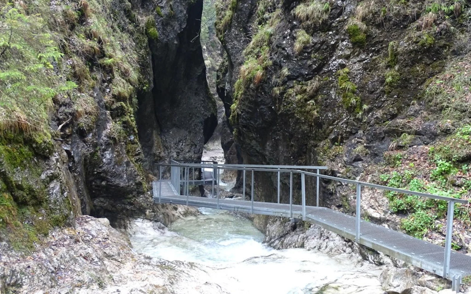 Die wasserreichen Schluchten befinden sich ganz in der Nähe von Stefanova