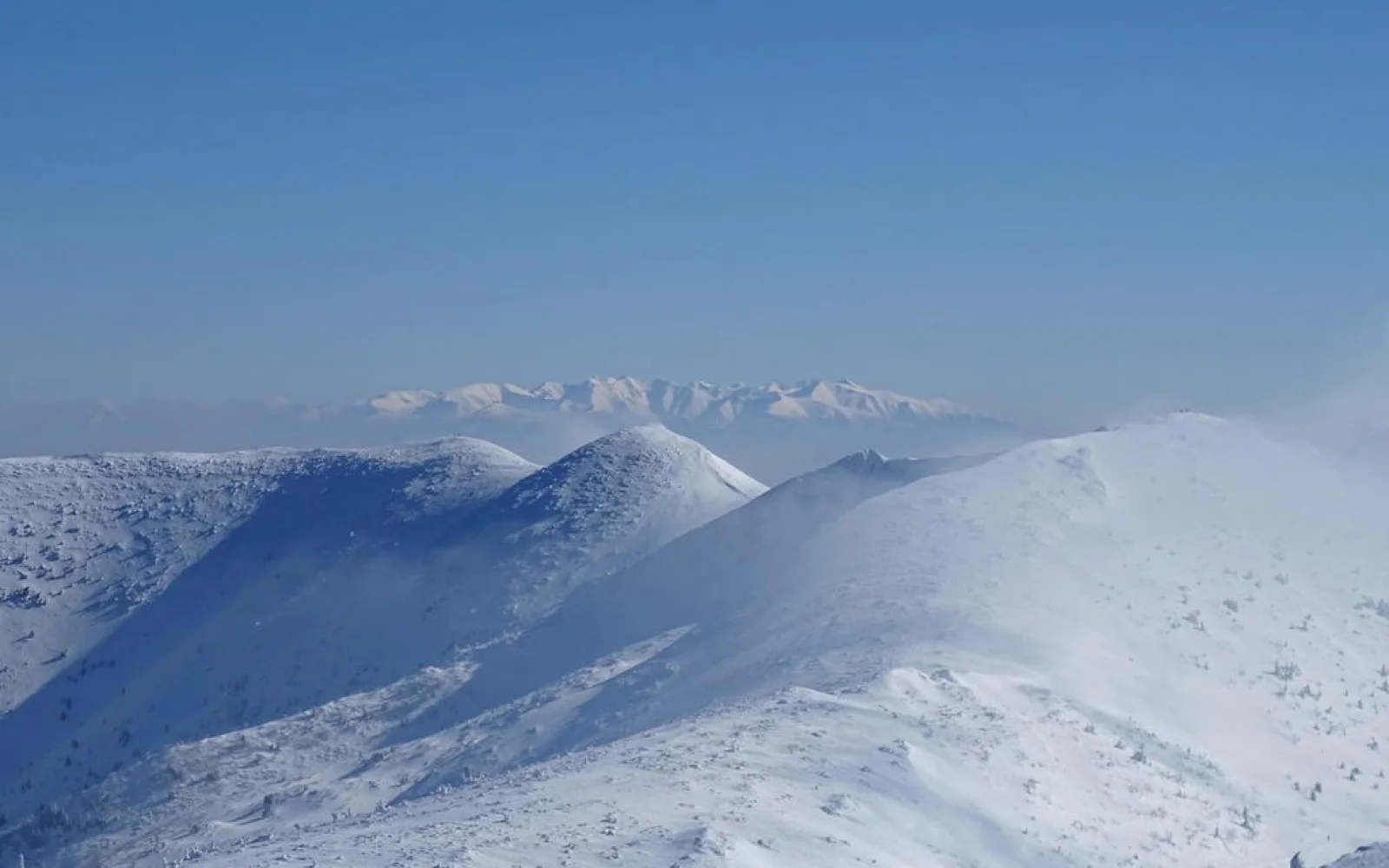 In der Ferne zeigen sich die Zweitausender der Hohen Tatra