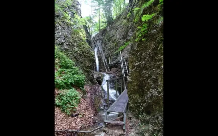 Unterwegs zu Wasserfällen und Klammen im Schluchtengebiet Diery