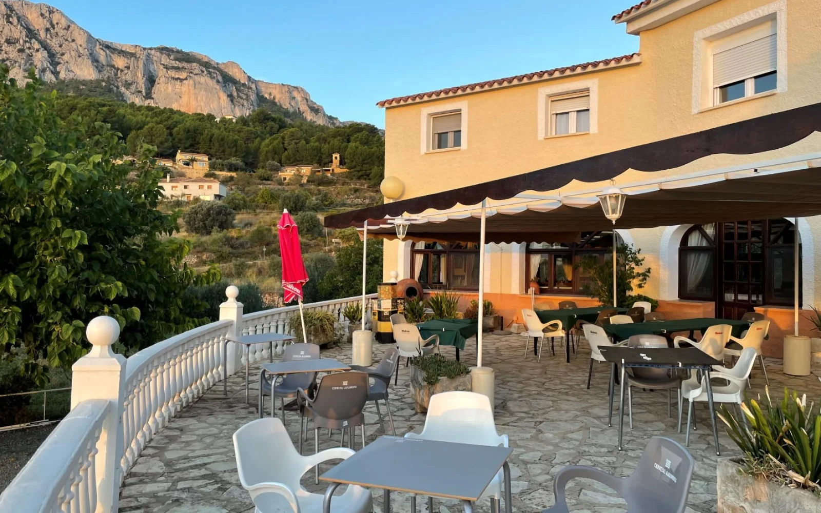 Das familiengeführte Gasthaus ist exclusiv für unsere Gruppen reserviert. Von der Terrasse genießen Sie den Blick über Berge und Meer