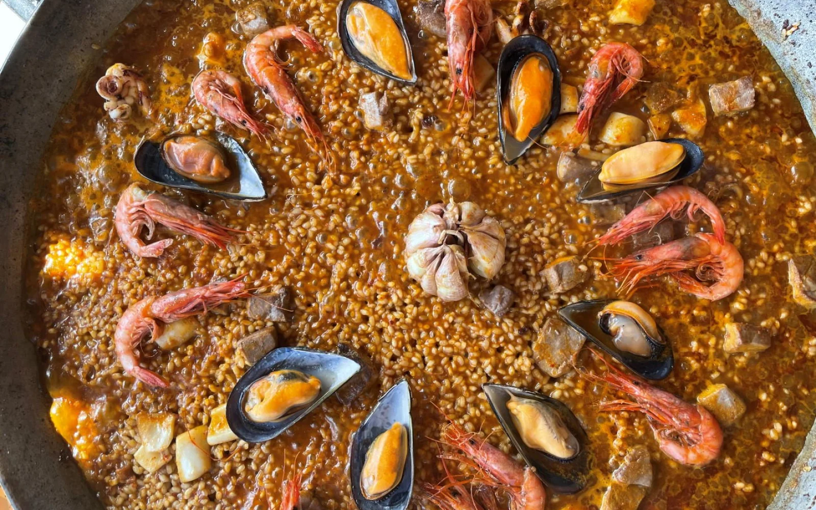 Kommen Sie am Abend in den Genuss von valencianischen Köstlichkeiten, wie bspw. einer Spanischen Paella