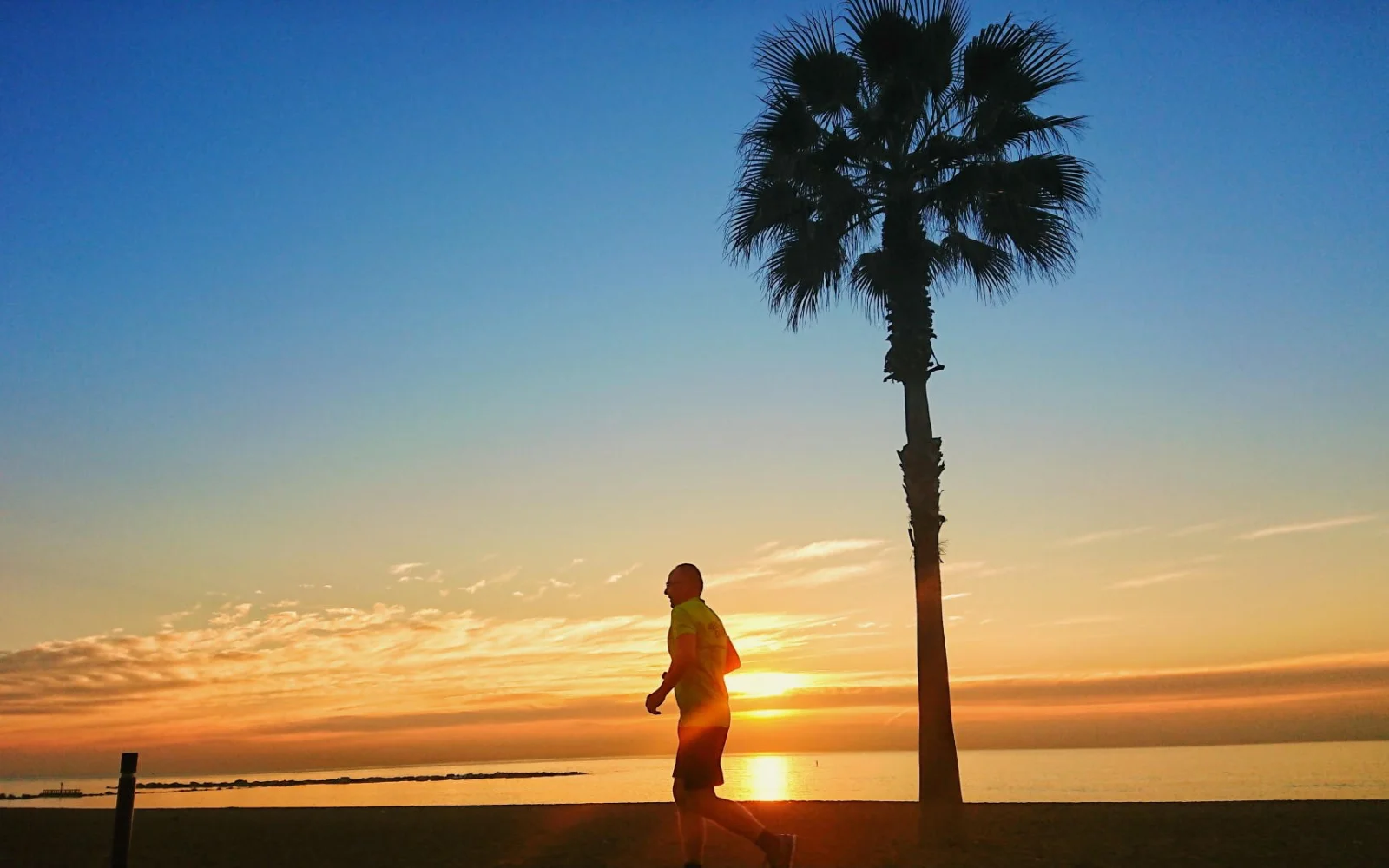 Zum Sonnenaufgang geht es frühmorgendlich an den Strand - schönstes Erwachen.